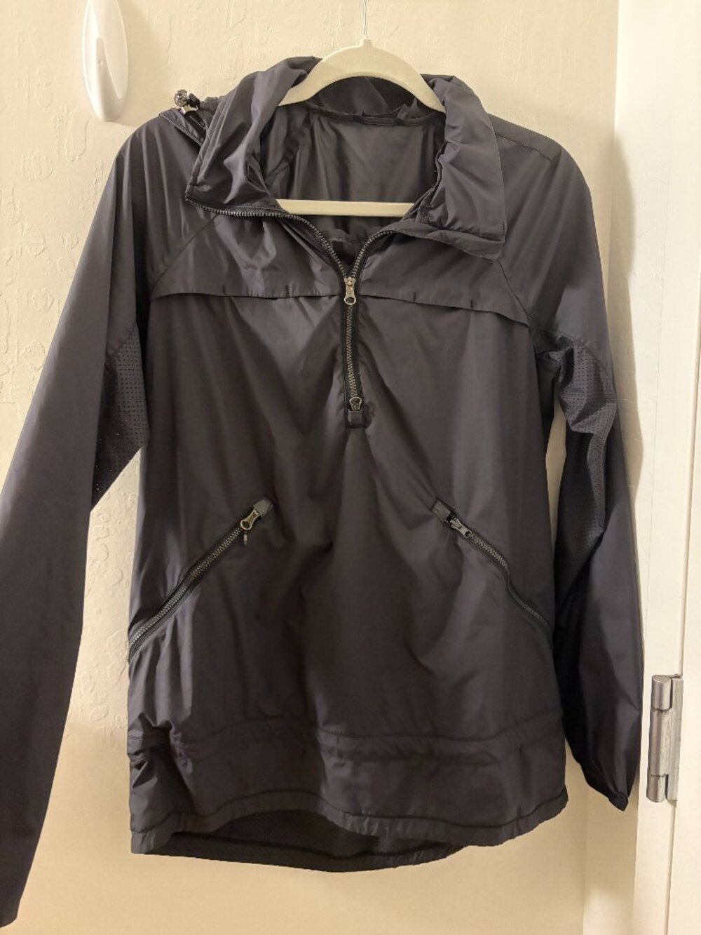 LULULEMON black windbreaker jacket